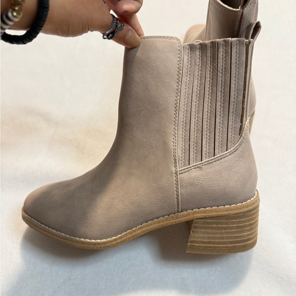 Dolce Vita Taupe Chelsey Ankle Booties Size 8 - Picture 4 of 6